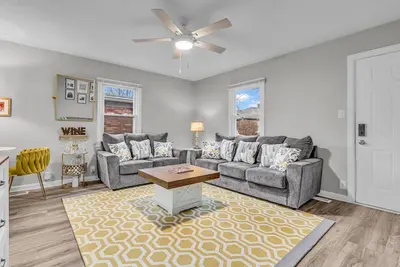 Image de Welcoming 3-bedroom house 2 blocks from UIndy& close to downtown