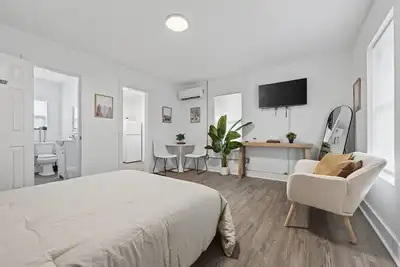 Image de Comfortable Studio minutes to Beaches & Nas