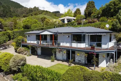 Image de Tranquil Nelson Escape: Birdsong, Hot Tub, Parking. One bedroom, living room.