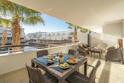 Image de Bright marina apartment with peaceful lake views