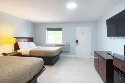 Image de Family-Friendly Double Room Near Golf Site & Local Activities | Free Parking