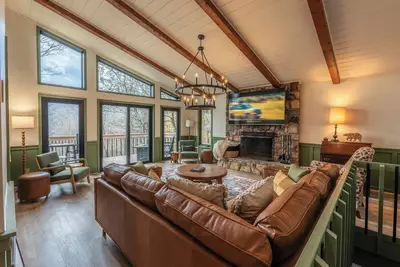 Image de Spacious 5-bdrm house in tranquil 7 Devils. Hottub & Ac. < 1 mile to Hawksnest