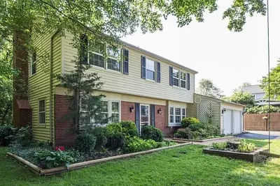 Image de 5 Br home and tree house. Screened porch & deck with hot tub and gas fire bowl.