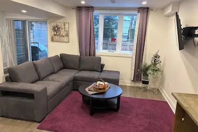 Image de Bright Walkout Studio – Sleeps 4 | Backyard Access