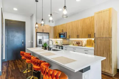 Image de *12 Min to Downtown* Balcony Apt w/ Free Parking!