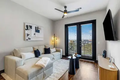 Image de 12 Min to Downtown | Pool, Balcony & Free Parking