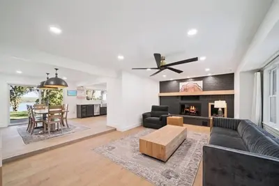 Image de Quiet location on Lake Hudson. Waterfront, large dock with slip,