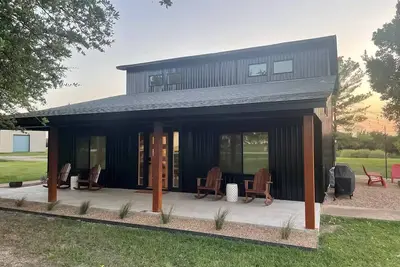 Image de Modern, Unique, Farmhouse: Aeroplane Manor @ Tango-31