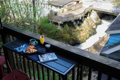 Image de Directly Above the Salmon Ladder-Unmatched Views & Convenience