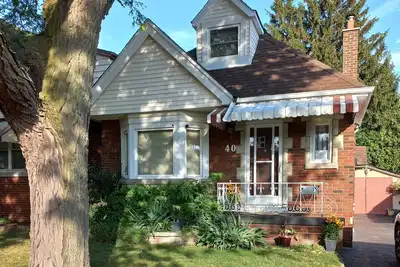 Image de Character home with modern amenities in a quiet & friendly neighbourhood.