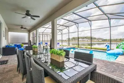 Image de Luxurious Villa, 15 min 2 Parks, Karaoke Stage, Pool/Spa, Theater, Video games,