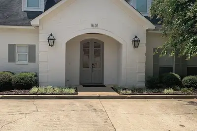 Image de Lovely 3 bedroom, 2. 5 bath home in the desirable Grand Oaks neighborhood