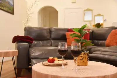 Image de Luxe Coziness, 2 Kings, Fully Fenced, Pet friendly