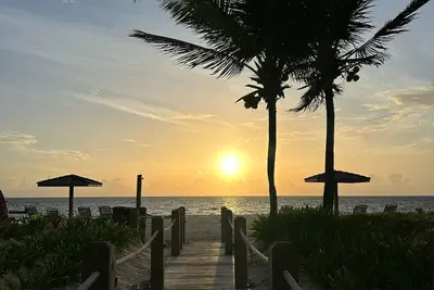 Sun Wave – Spacious Poolfront 3br with Ocean Views, Turks and Caicos