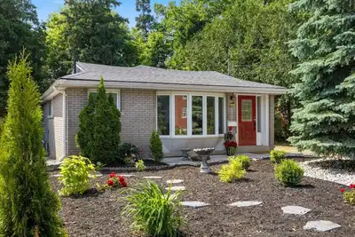 Image de Modern & Cozy 3 Bd Retreat Near Ggh · Downtown · University of Guelph · +Parking