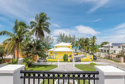 Image de 3-bedroom Villa with Beach front view, cool island Vibes near local attractions.