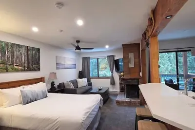 Image de Luxe Creekside Studio by Nita Lake