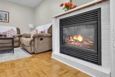 Image de 3br  •  Pet Friendly + Fireplace • Near Caesars
