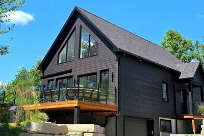 Image de Welcome to White Oaks, a luxury retreat nestled quietly on the Quyon River.