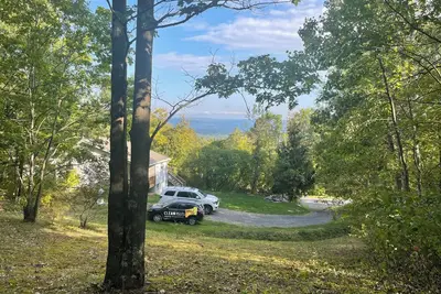 Image de Cozy 2-bedroom cabin in lovely Acra with cool Ac