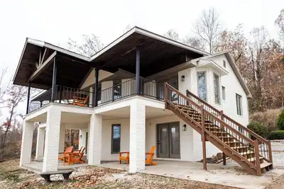 Image de Recently Remodeled! Lake Front! Hot Tub! Fire Pit!