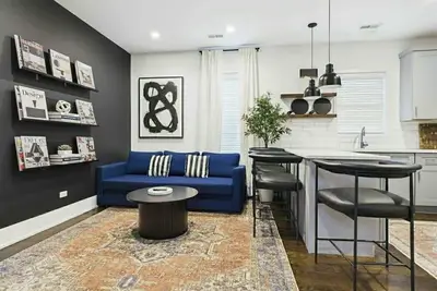 Image de King Bed with Chefs Kitchen and Free Parking - Pets Ok