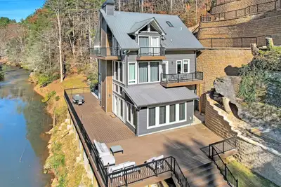 Image de Etowah Riverhouse - Grand Riverfront Home w/5 BRs and 4 BAs! Dog-friendly