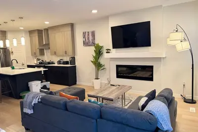 Image de Modern Cozy 3-Bed1-Bonus Room and Full kitchen • 20 Mins to Airport