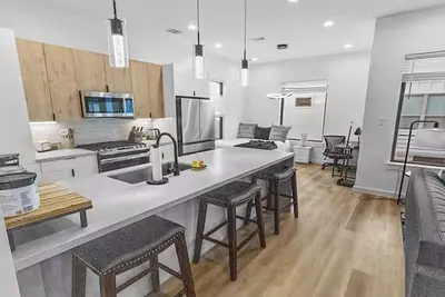 Image de Modern 3br Town home - Gated - Sleeps 8 | 15 mins from Fifa stadium