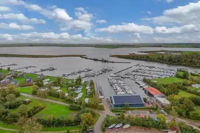 Image de Spacious Chalet near beach and harbor on 5-star park De Kuilart on the Frisian Lakes