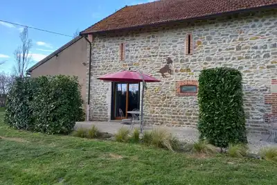 Image de Gîte Authentique avec Accès au Canal et Intimité Préservée