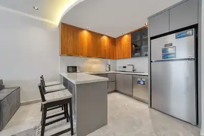 Image de Elegant 1-Bedroom Apartment with Resort Amenities • Steps from the Sea