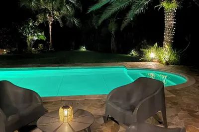 Image de Villa avec  piscine  dans un petit coin de verdure, au calme, à 5 mn des plages