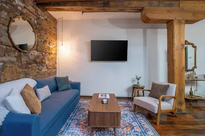 Image de Stylish Loft - Shockoe Bottom - Walk to Canal - Historic Apartment