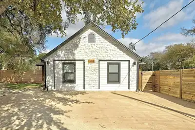 Image de Spacious 7-Bedroom Compound w 2 Large Pools, Fire-pit, Grill & fully-fenced yard