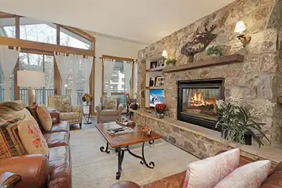 Image de Beautiful 4 Bedroom Condo with pool and hot tub access. 150 yards to Gondola