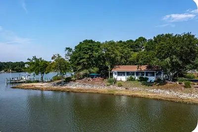 Image de Quaint cottage in welcoming Topping with cozy charm, water view from all windows