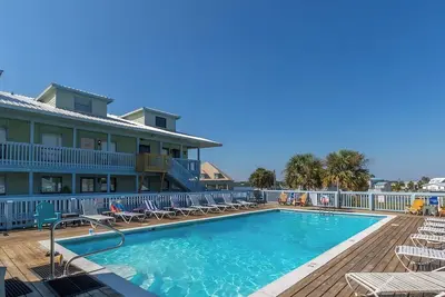 Image de 1-Bedroom Salty Escape Condo with pool and Lagoon view with boat launch and dock