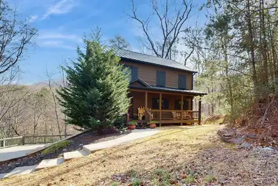 Image de Cozy home with serene mountain views, wifi, outdoor hot tub & soaking tub
