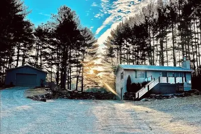 Image de Very private cozy 2-bedroom house in Howell with Ac and hot tub