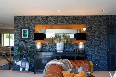 Image de Lakeside luxury with stunning views