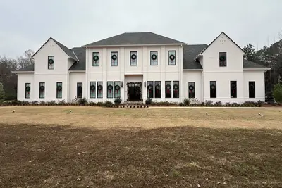 Image de Spacious 4-bdrm sleeps 10+, heated porch & tv’s, pool, hot tub, play room