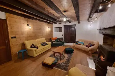 Image de Grande maison de campagne avec jardin clôturé, animaux de compagnie acceptés.