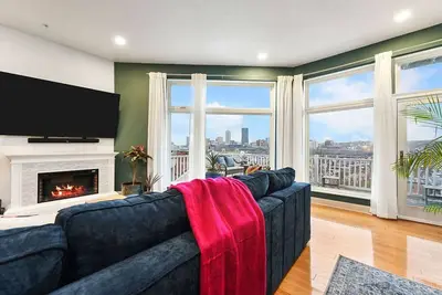 Image de ★HostWise Stays★ Rooftop Deck | Garage | Balcony Views | Upscale!