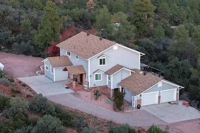 Image de Gorgeous Scenic 5-bedroom lodge Tucked Away in peaceful Mountainside Pine Forest