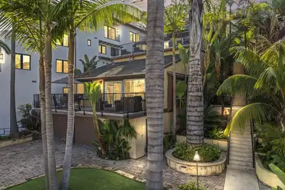 Image de Tropical 2br Retreat • Walk to Beach + Large Deck