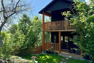 Image de Bright Modern Hillside Stay • 3 Min To Downtown • Family & Pet Friendly • HotTub