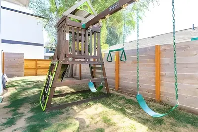 Image de 7br | Patio, Bbq, Fire | West Seattle | Sophari