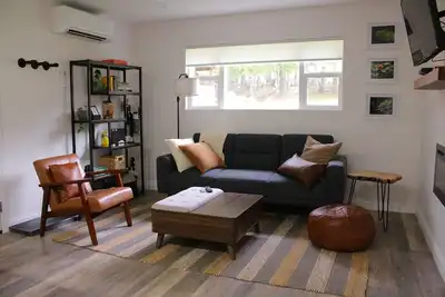 Image de Quiet Modern Farm Retreat - 30+ Day Stay for Creatives & Couples - Work Friendly