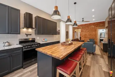 Image de Stylish Townhouse with Game Room, King Suite